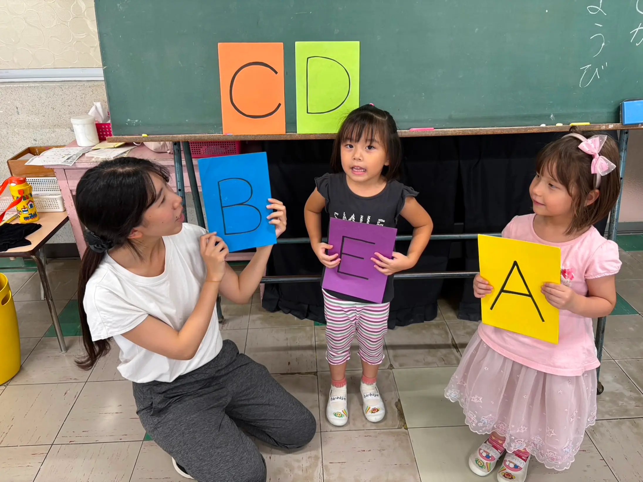 英語を勉強する子供達