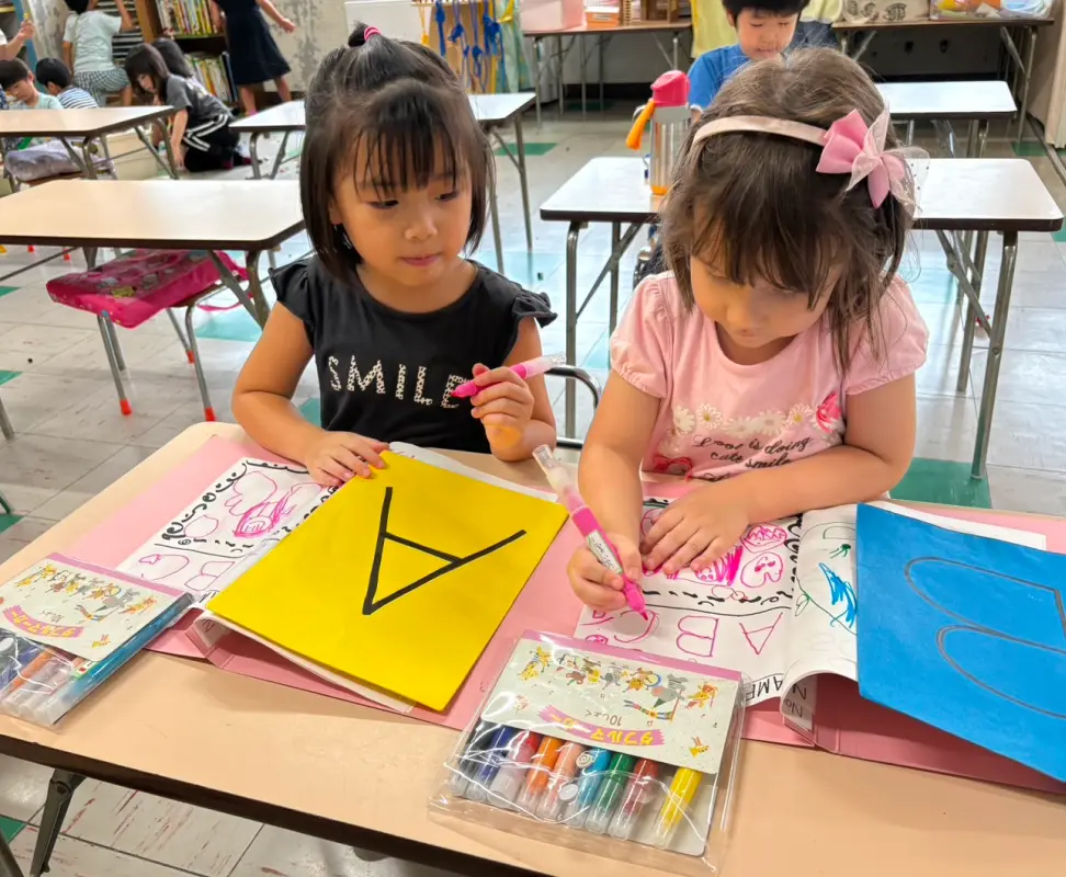 英語を学ぶ女の子