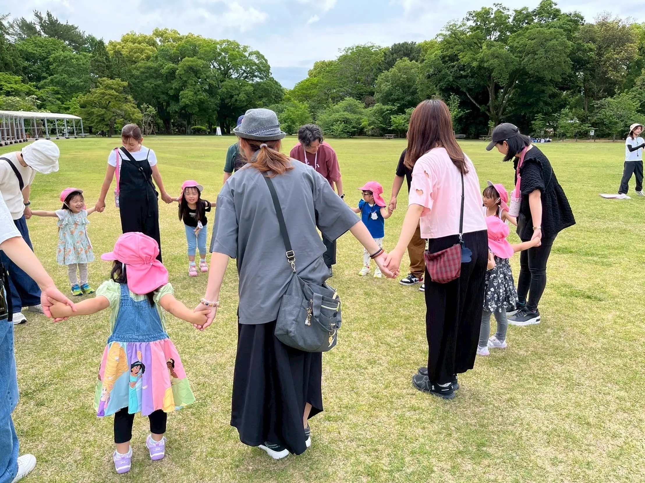 英語を勉強する子供達